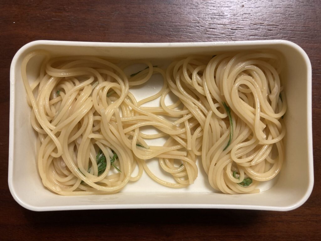 パスタを盛り付ける途中