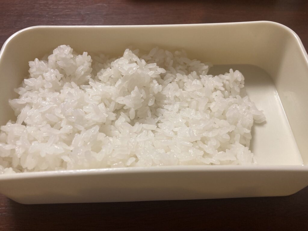 斜めに盛り付けられた白米